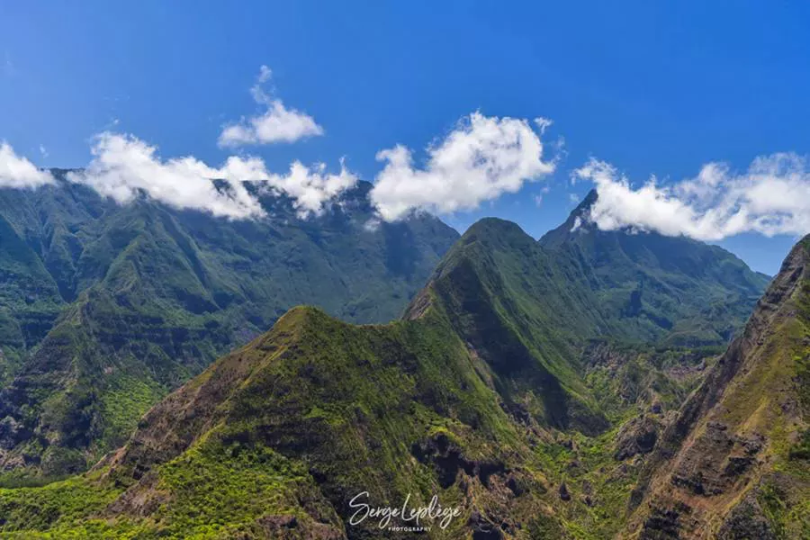 Survol du Cirque de Mafate lors d'un vol ULM Air Évasion Réunion