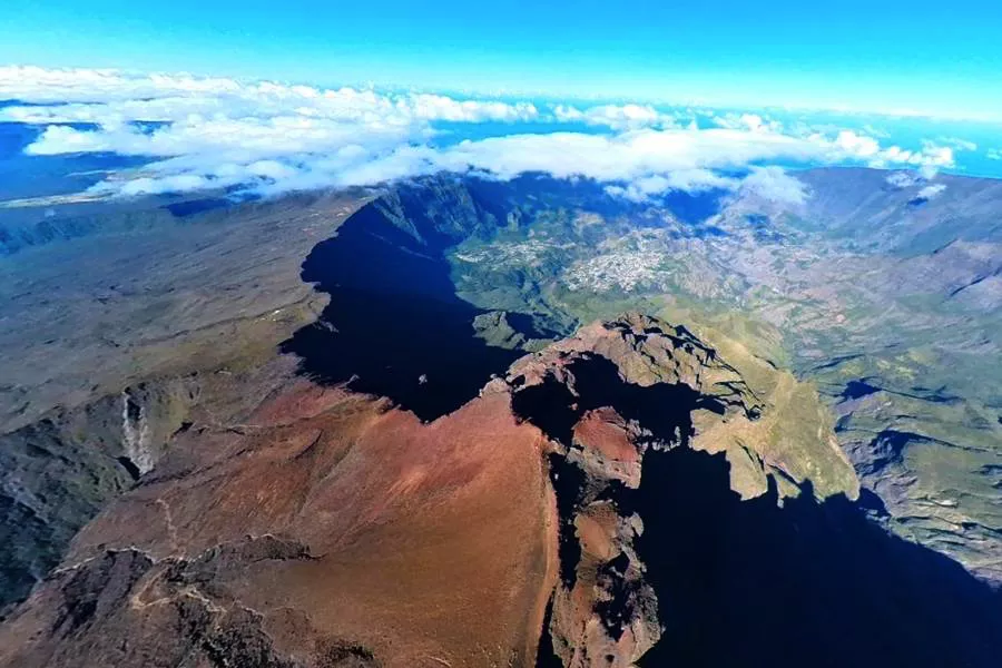 Photo du Piton des Neiges prise lors d'un survol en ULM Air Évasion Réunion