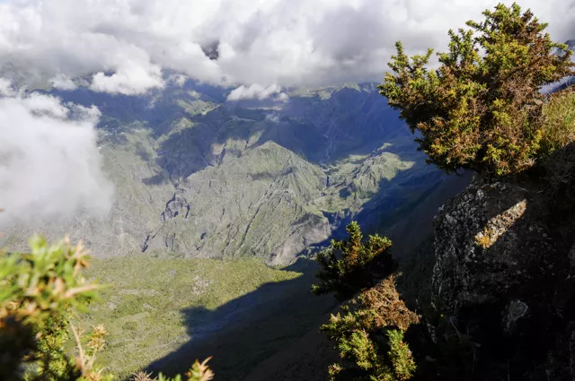 Village de Marla à Mafate vu depuis le belvédère du Maïdo