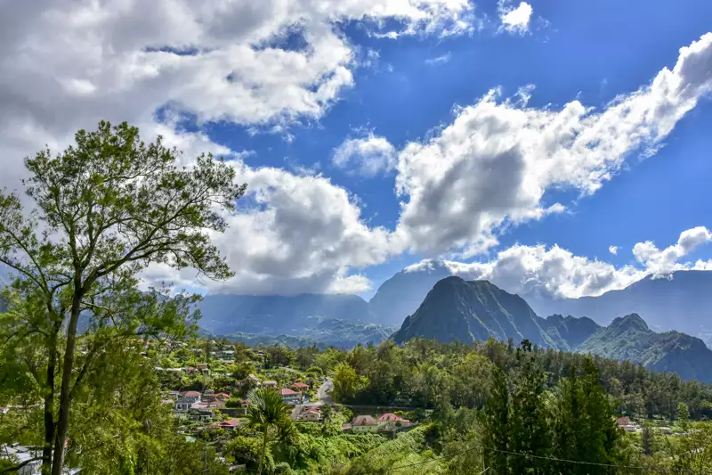 Piton Anchaing à Salazie vu depuis le village de Hellbourg
